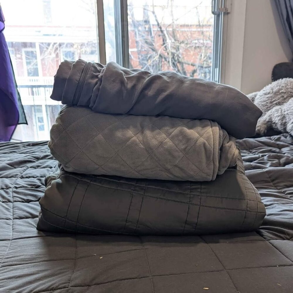 Gravid Twin sized weighted blanket 15 lbs with 2 covers